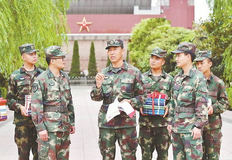 男,现任 a target="_blank" href="/item/中国人民解放军火箭军