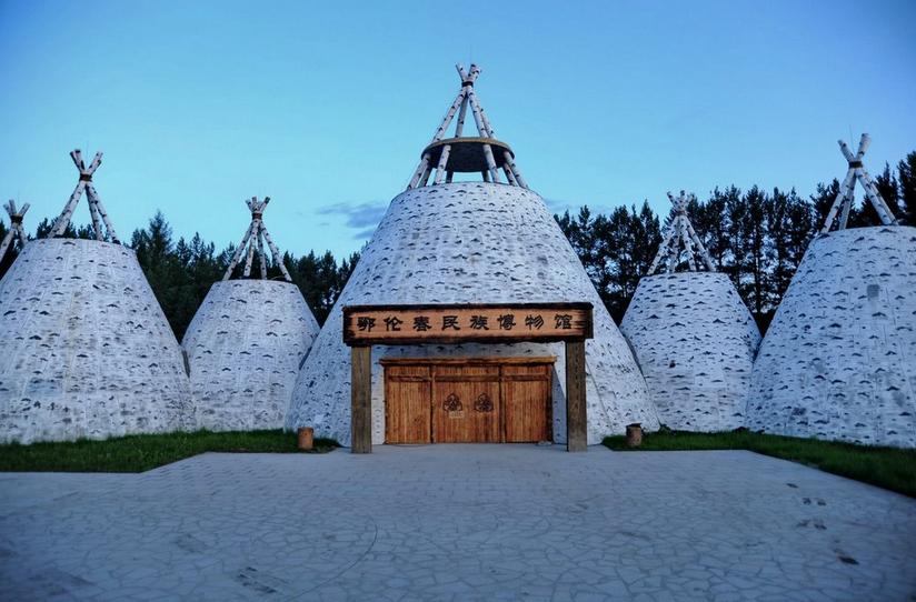  p>鄂伦春博物馆始建于1991年,当时是三馆合一的建筑,即在一个建筑内