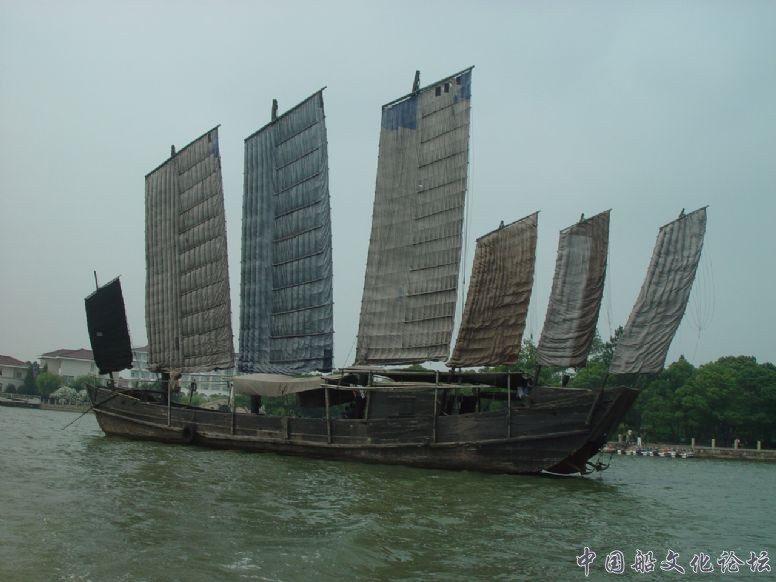 p>大船古称"羈船","羈",大网也,即大网船,为我国淡水捕捞中最大的渔船