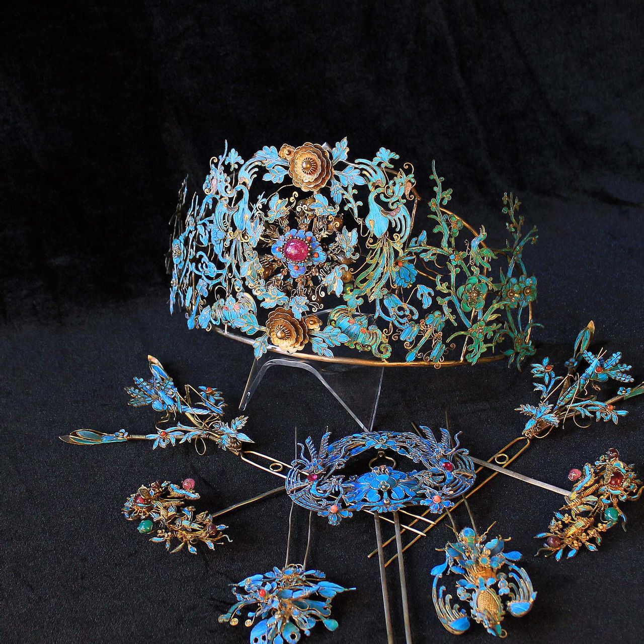  p>此展品为清代时期的金银器,以点翠,镶嵌,累丝为主要工艺制成.