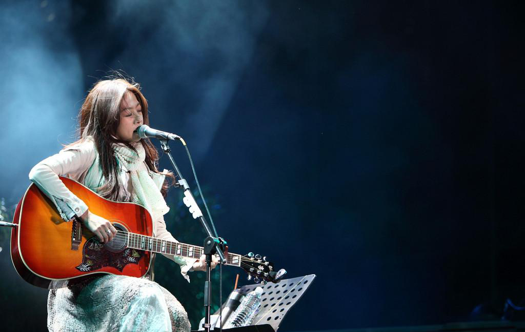  p>陈绮贞(cheer),1975年6月6日出生于台湾省台北市,中国台湾民谣女