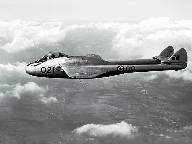 布局,继承了蚊式飞机传统的木制驾驶舱连同机头4门20毫米机炮及发动机