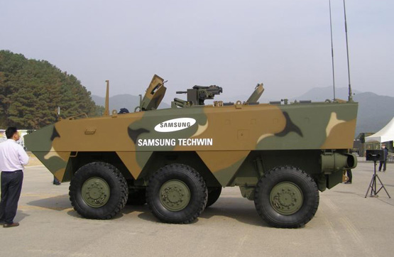 新型6轮式装甲车