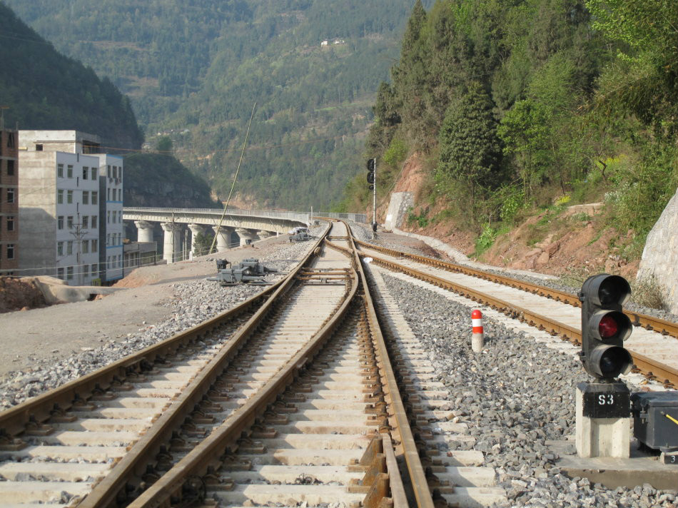  p> b>下两站 /b>是 a href="#" data-lemmaid="5524532">广巴铁路 /a