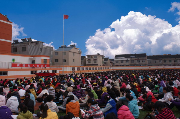  p>泰兴市黄桥初级中学位于古镇黄桥银杏路的西首,于1999年8月易地