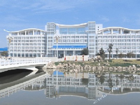 会议,健身和娱乐为一体的大型庭院式旅游涉外宾馆,位于银川市阅海公园