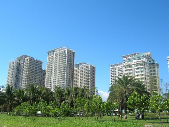 蓝色海岸小区是兰海集团开发的【兰海花园三期】项目,整个小区以热带