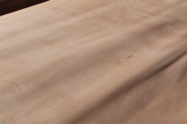  p>桃花芯单板,又称木皮,面板,面皮,特点是无结疤等特性,主要应用于旋