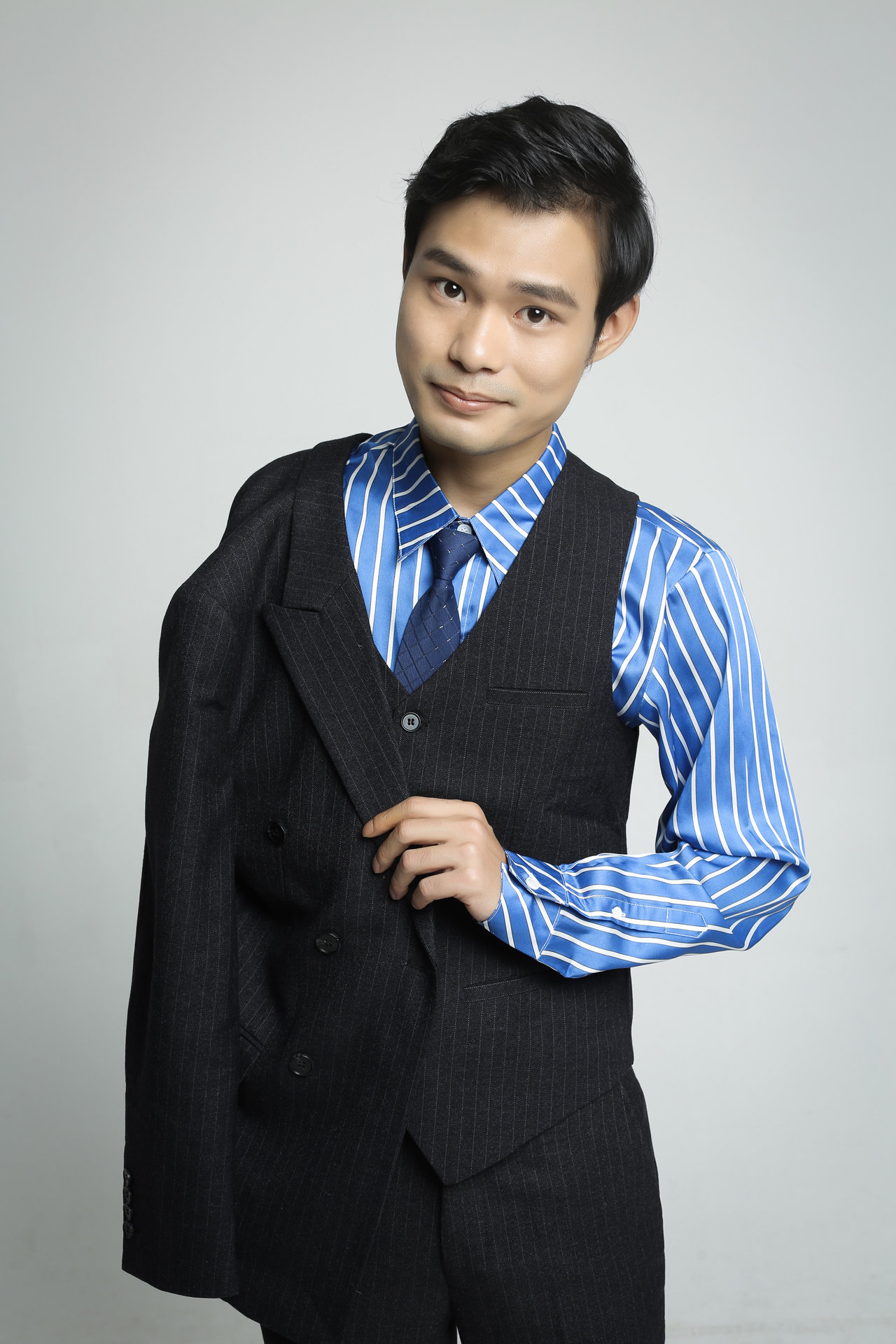  p>张全蛋,本名赖宇恒,笔名修罗,1991年7月27日生于广东省阳江市,毕业