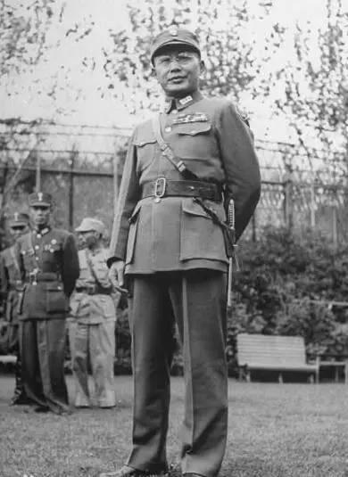 >蒋介石赠给其黄埔学生的随身短剑,因为在其剑柄上刻有"蒋中正赠"字样