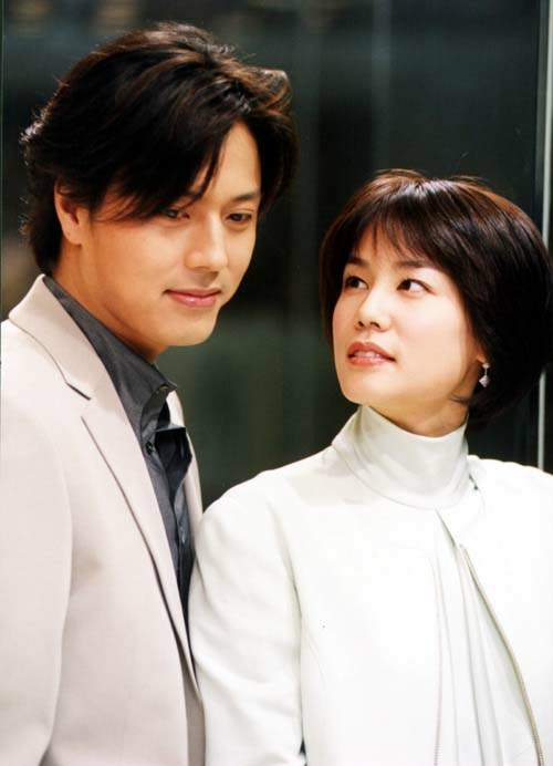  p>《玻璃鞋》是 a href="#">韩国sbs电视台 /a>于2002年3月2日首播的