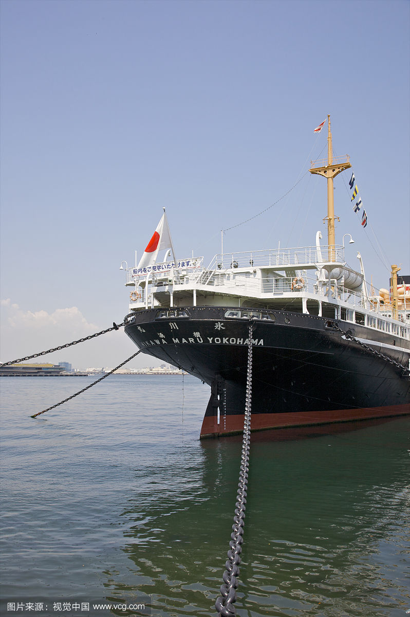 成隧道状拱形曲面,并向前延伸与相邻的船体型表面平顺连接的船艉部