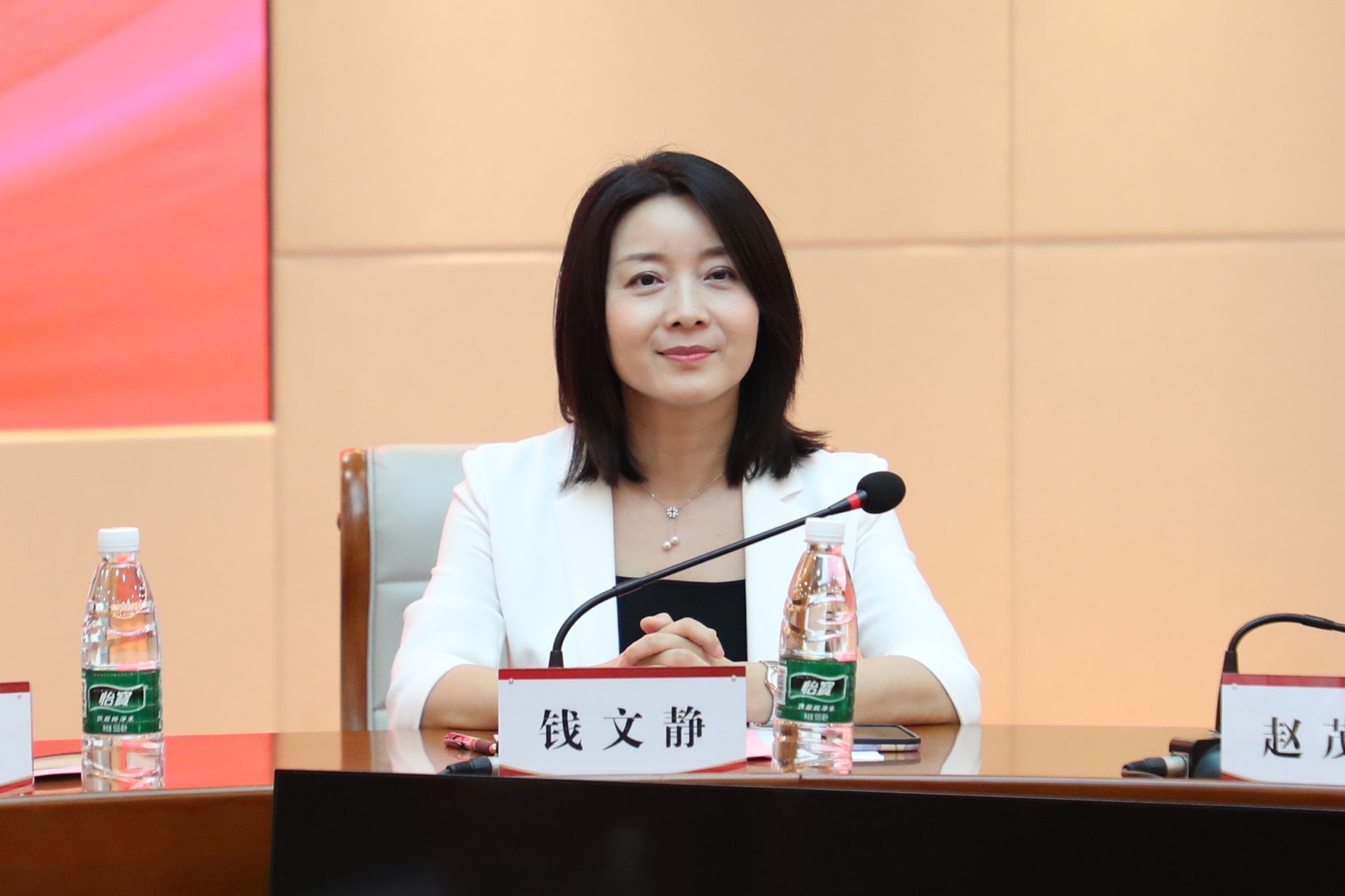 女,苏州市朗诵协会会长,苏州广播电视总台资深主持人