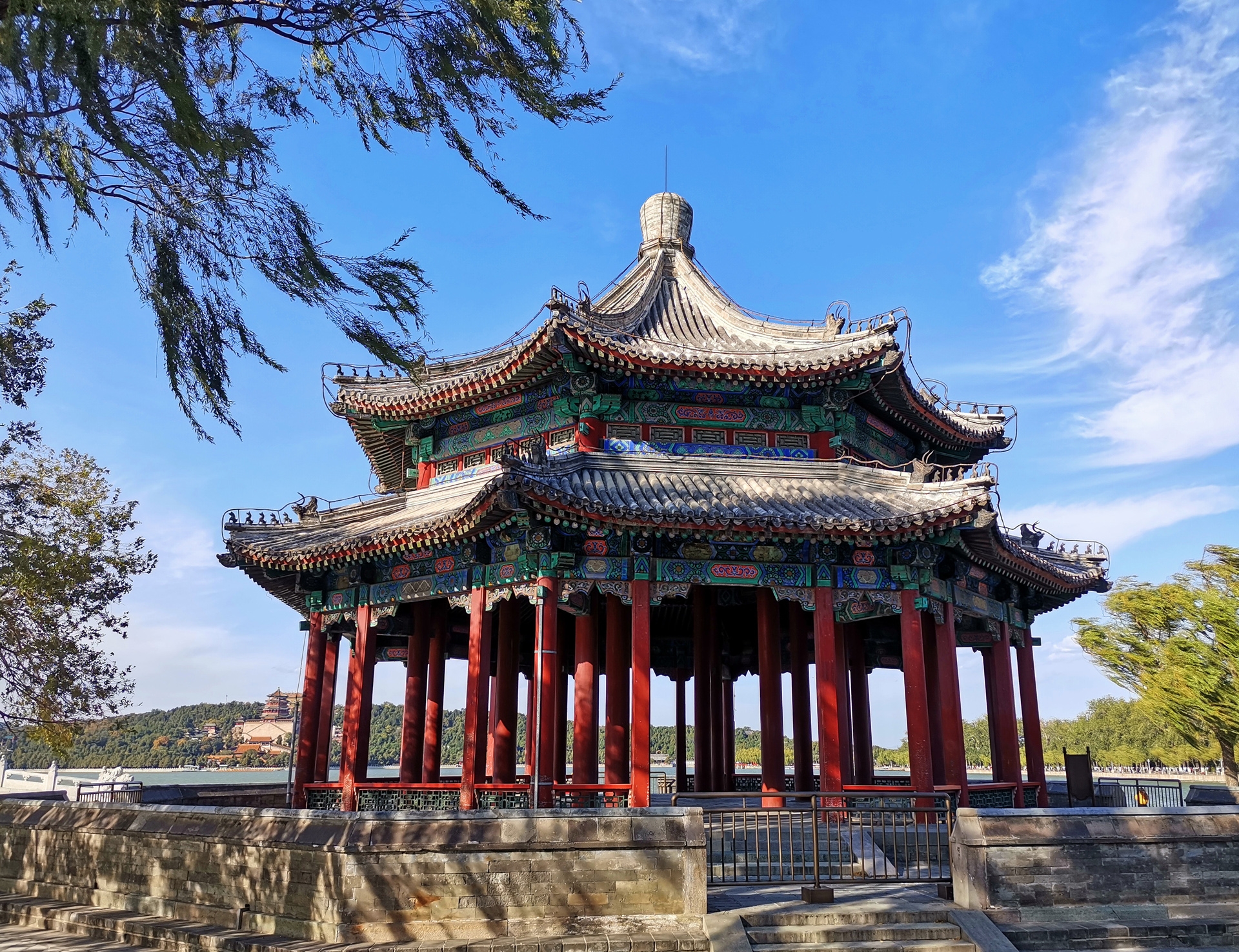  p>廓如亭位于颐和园新建宫门以南的东堤上,俗名八方亭,始建于乾隆