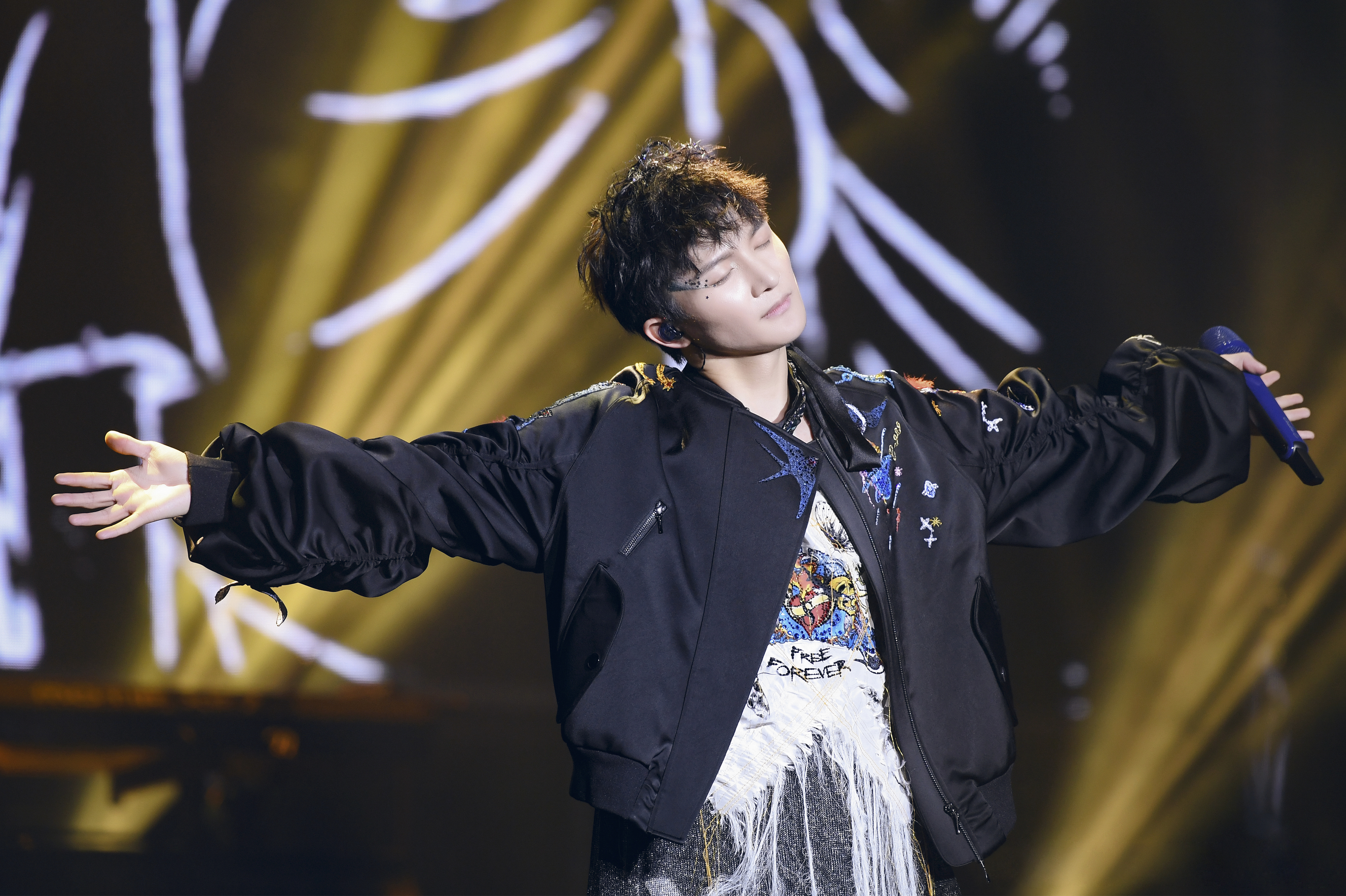  p>周深,1992年9月29日出生于湖南邵阳,长于贵州贵阳,中国内地男歌手