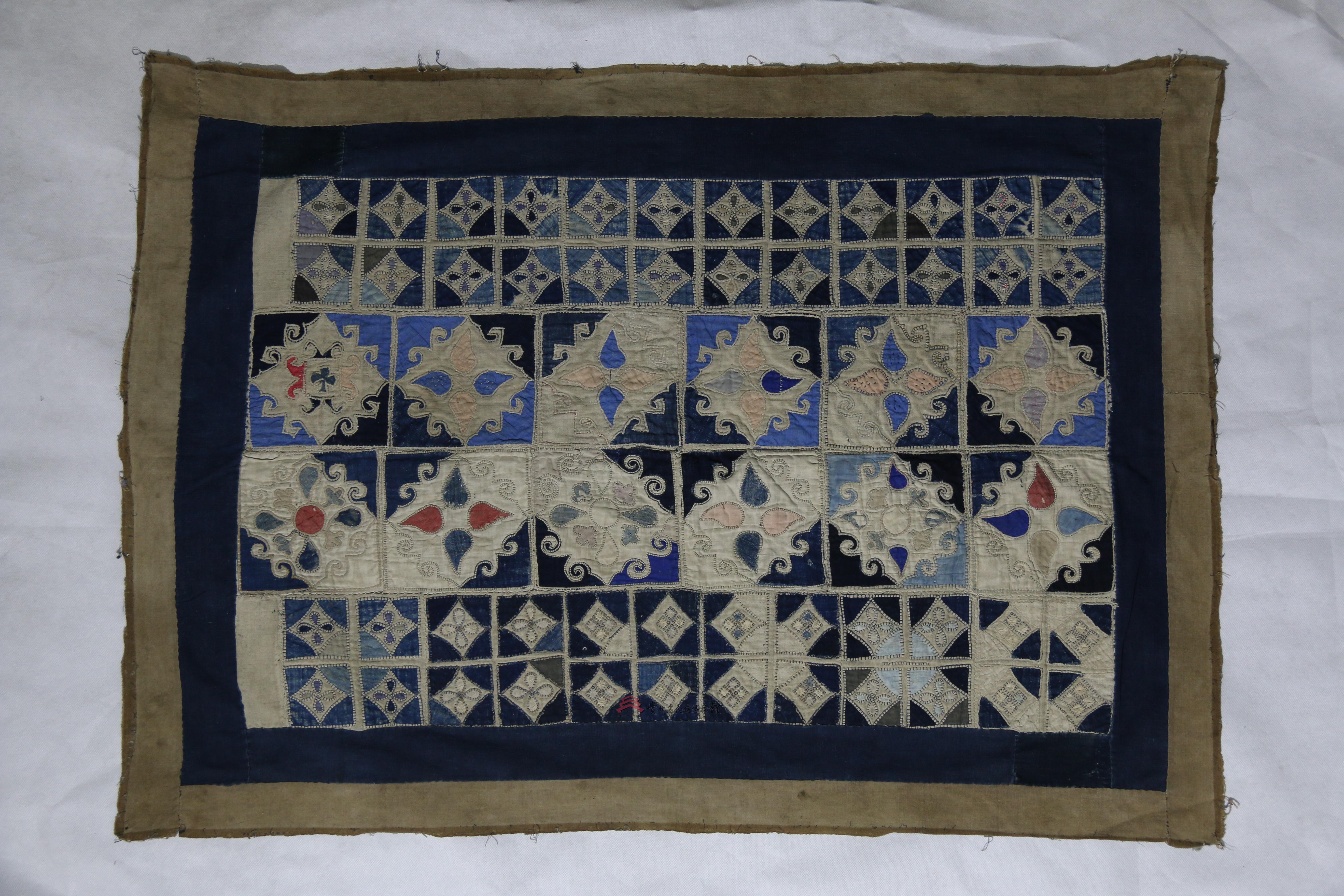 当代荔波布依族辫绣布贴太阳纹被面