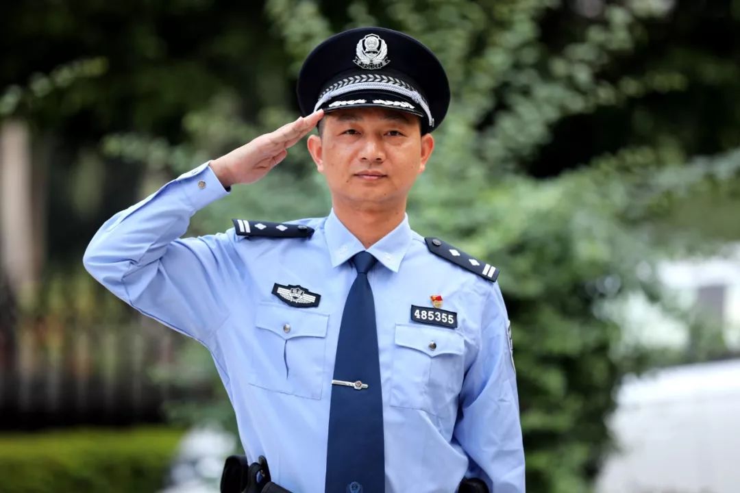  /p> p>现任泉州市安溪县公安局指挥中心主任. /p>