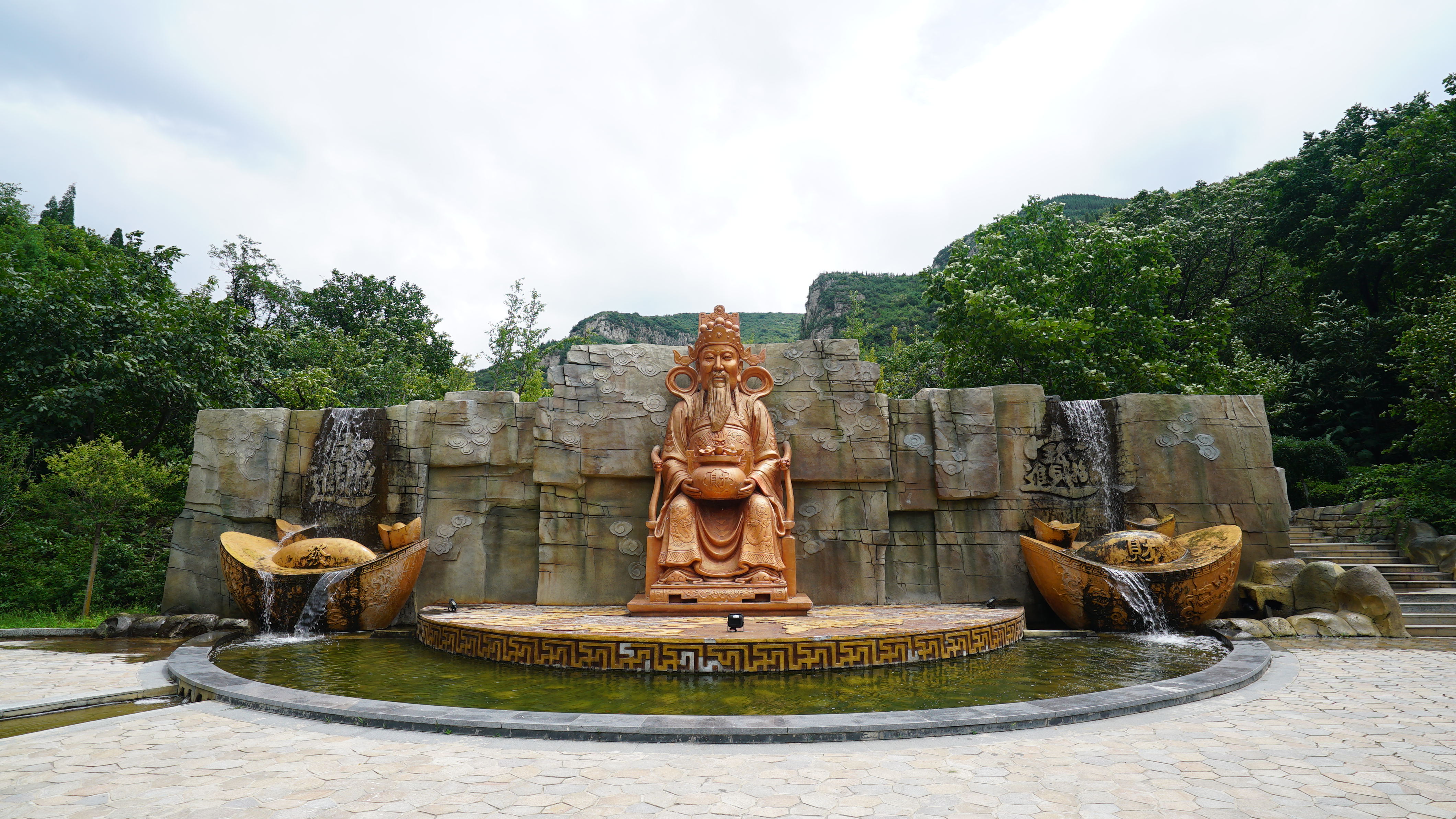 原名齐鲁第一大佛景区,位于山东省济南市南部山区 a target="_blank"