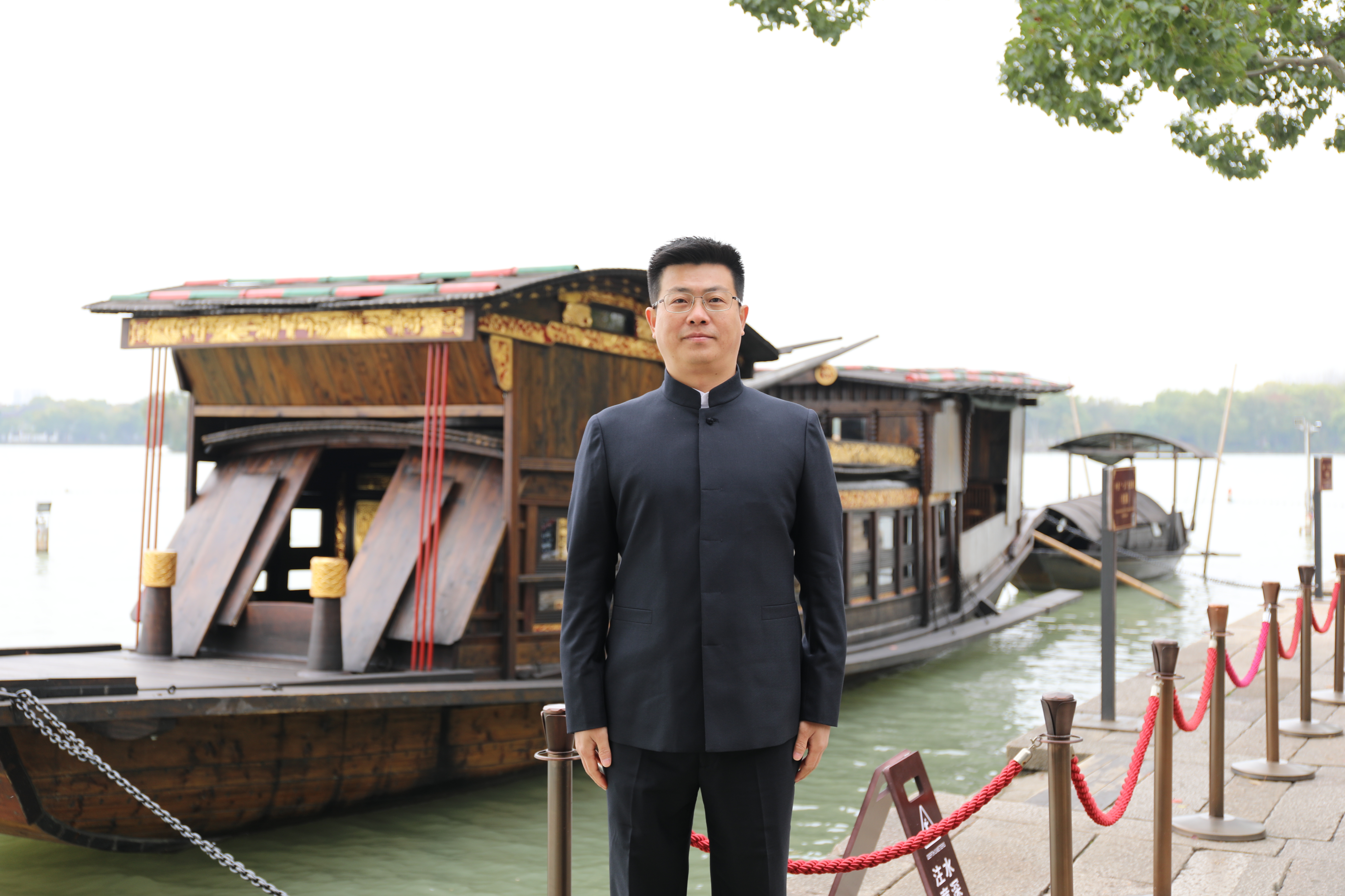 男,汉族,1974年09月24日出生于贵州省兴义市册亨县