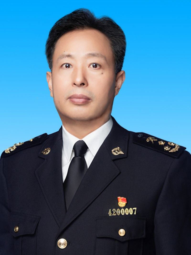 id="syf13ab86q1x">现任青岛海关副关长,党委委员,一级