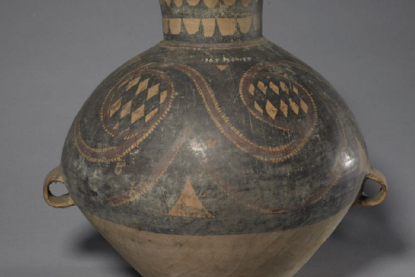 马家窑文化彩陶漩涡菱形几何纹双系壶