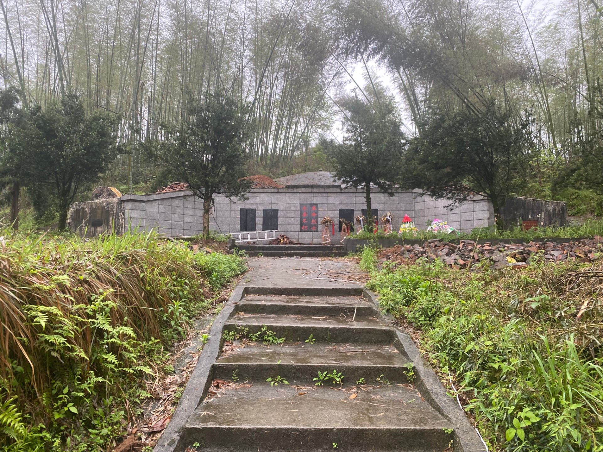 位于江西省宜春市铜鼓县温泉镇石桥村中村组,是县级烈士纪念设施