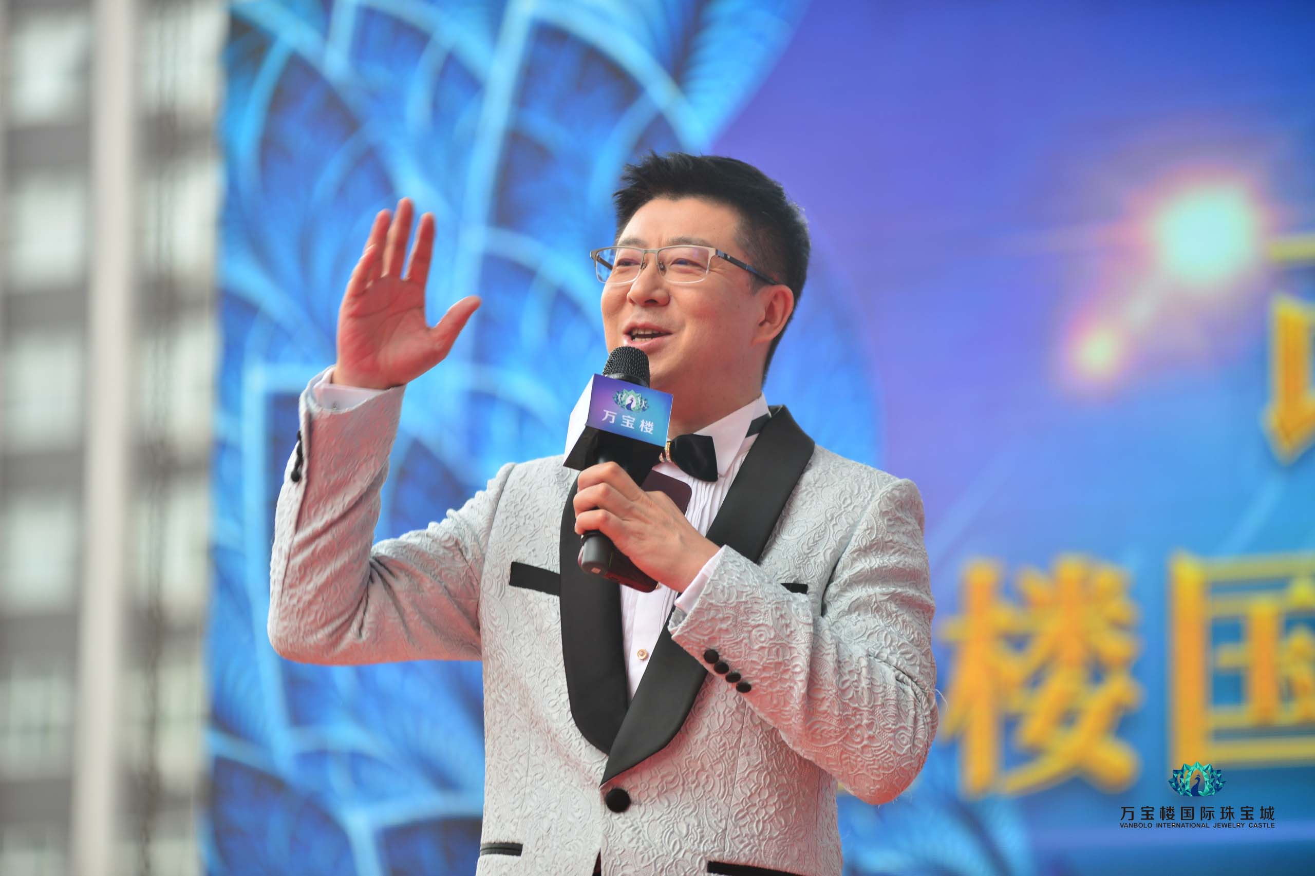 周巍
