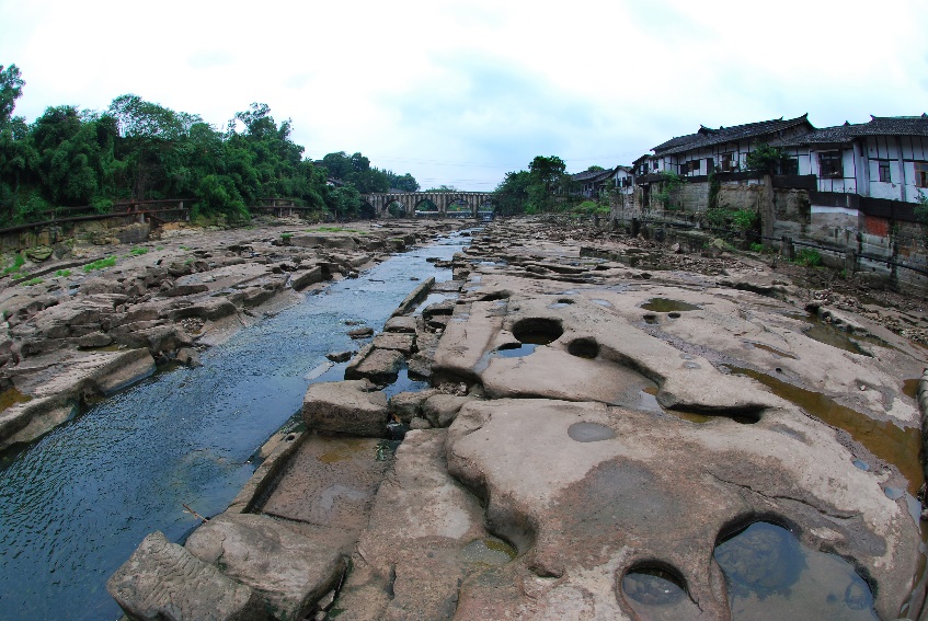 呈一个阶梯状型,通过台阶连接古盐道