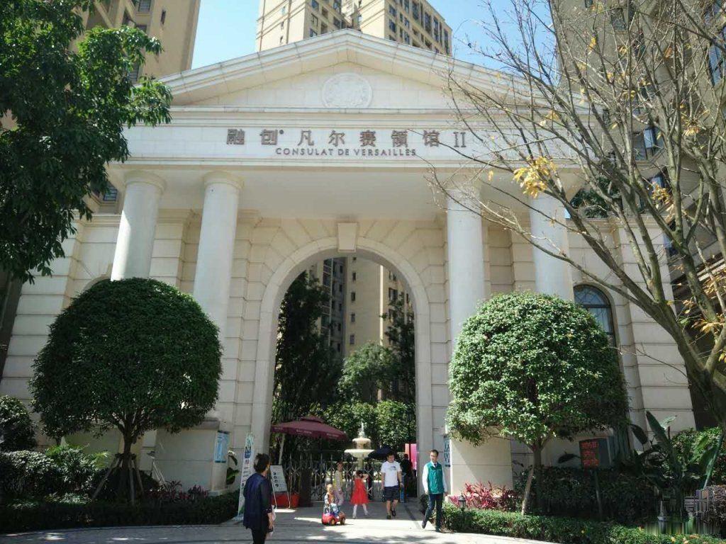  p>融创凡尔赛领馆二期位于重庆市渝北照母山,由重庆业晋房地产开发