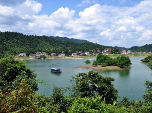 攸县酒埠江风景名胜区酒埠江镇的东南部,为国家级大Ⅱ型水库和国家级