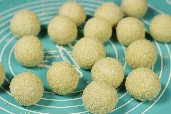  p>莲蓉芝麻球是一道甜品,原料是糯米粉,莲蓉等食材. /p>