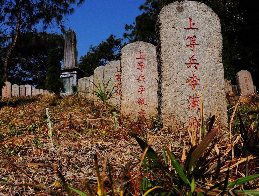  p>腾冲国殇墓园位于云南省保山市腾冲市西南1千米的叠水河畔小团坡下