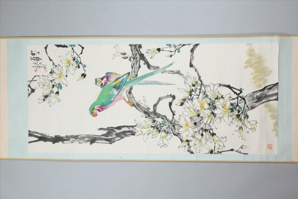 现代阎松父设色鹦鹉玉兰图轴