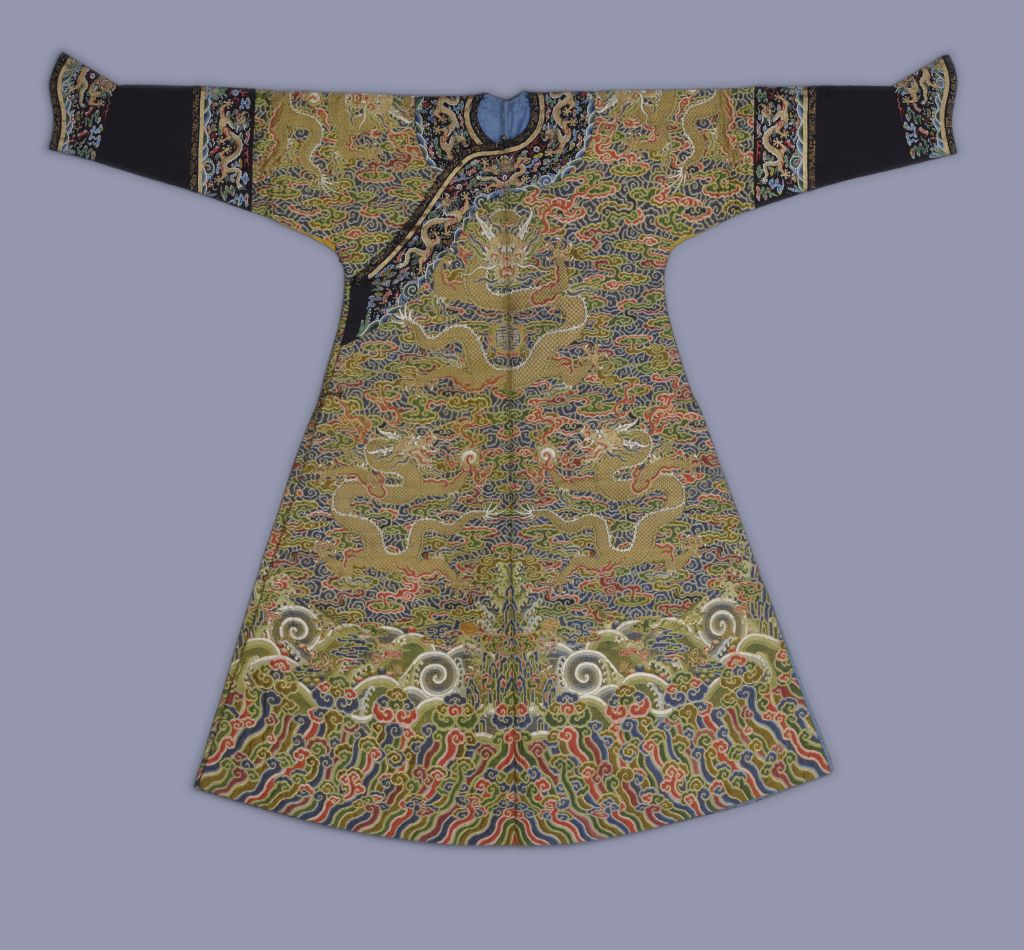 清雍正明黄色满地云金龙妆花绸女棉龙袍