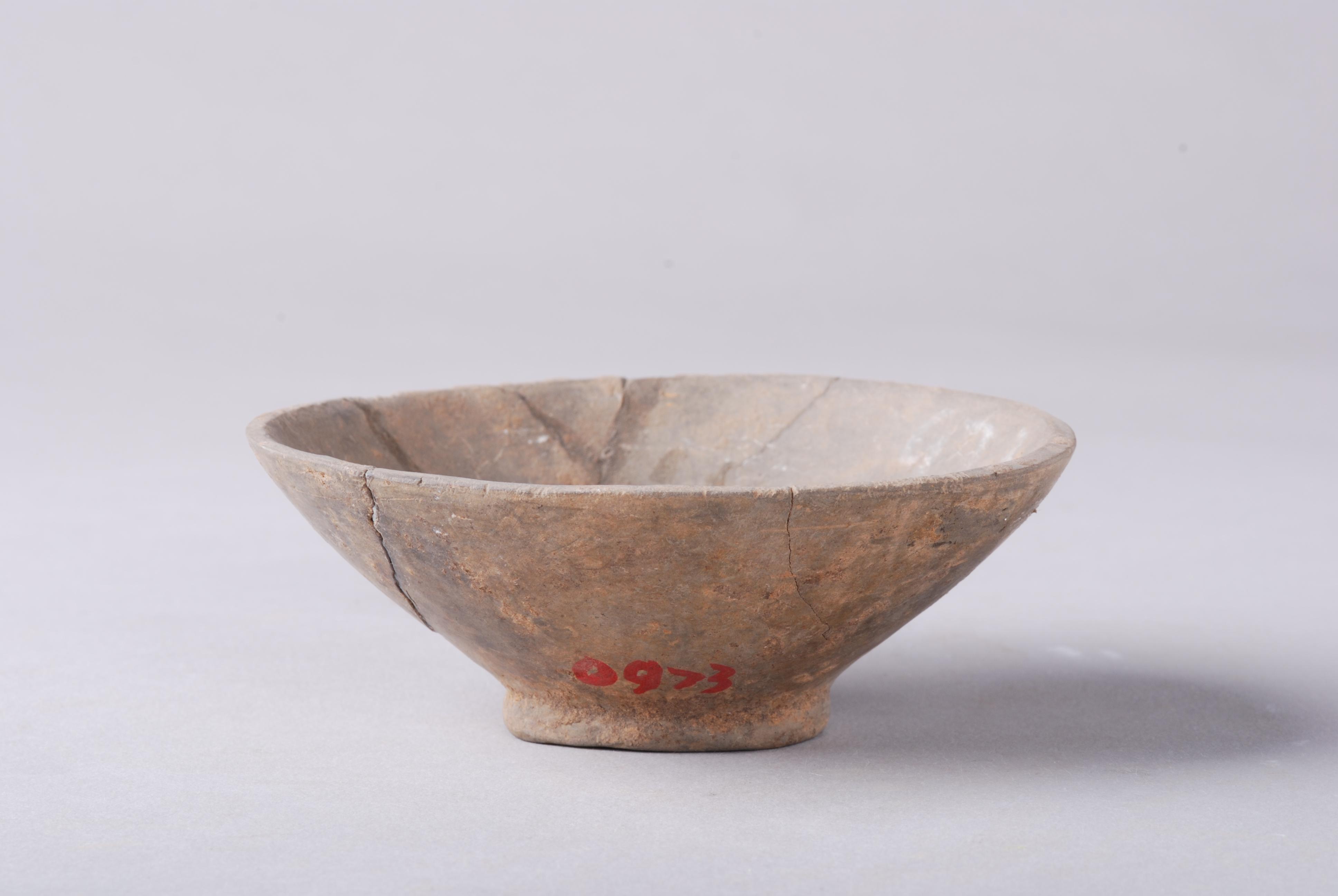  p>此展品为新石器时期的陶瓷器,圆形大口,浅腹,斜腹壁,器壁较薄.