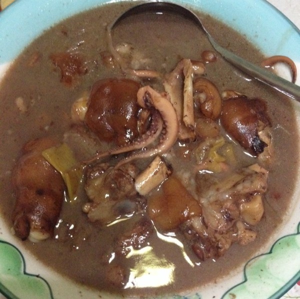 墨鱼花生猪脚汤