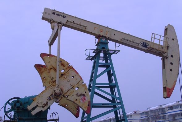 ntu">常规型游梁式抽油机是指支架在驴头和曲柄连杆之间的一种抽油机