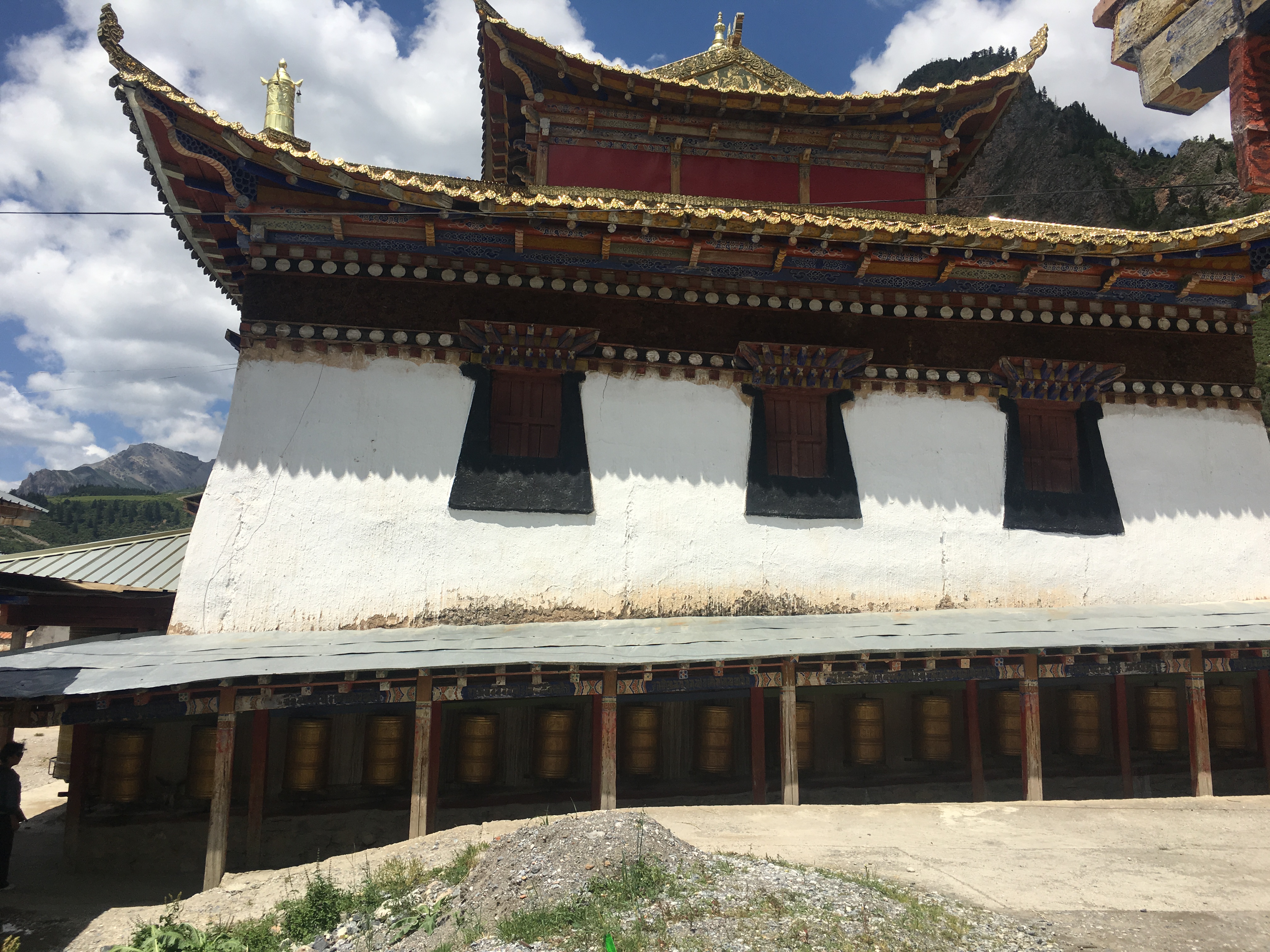 青考日迪德琅,始建于1645年,位于迭部县益哇乡扎尕那,是由东哇宗盖才