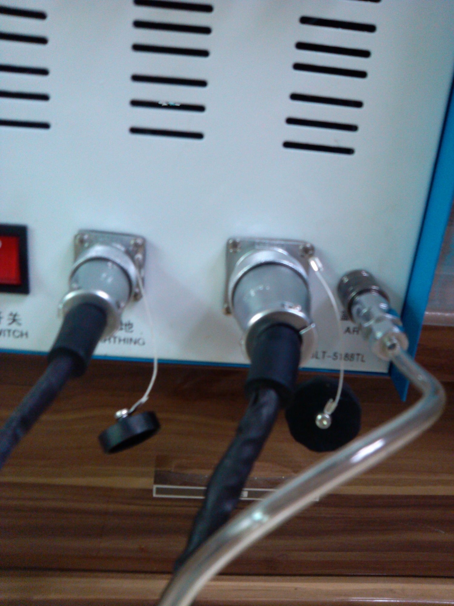  p data-id="go0i0sbepw">精密模具修补机(又称工模具修复机,冷焊贴片