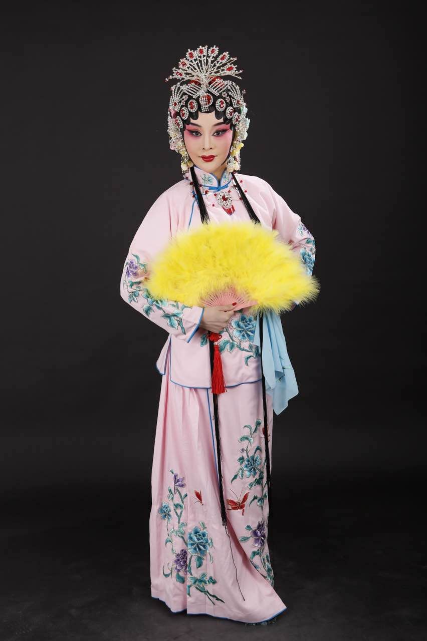 为唐山演艺集团公司评剧团(原唐山市评剧团)优秀青年演员,工青衣,花旦