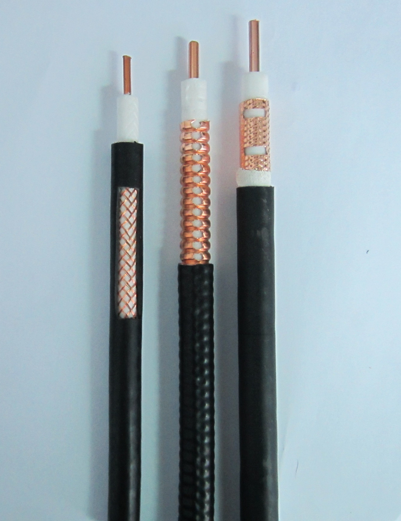  p>同轴电缆(coaxial cable)是一种电线及信号传输线,一般是由四层