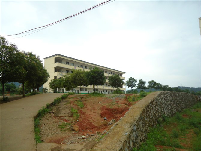  p>麻山学校,是一所一所九年一贯制学校,位于江西省萍乡市湘东区麻山