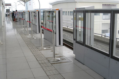 href="#" data-lemmaid="1641247">玻璃幕墙 /a>的方式包围地铁站台与