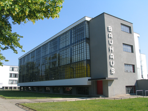  p>包豪斯(bauhaus,1919/4/1—1933/7),意为"房屋之家",是德国 a