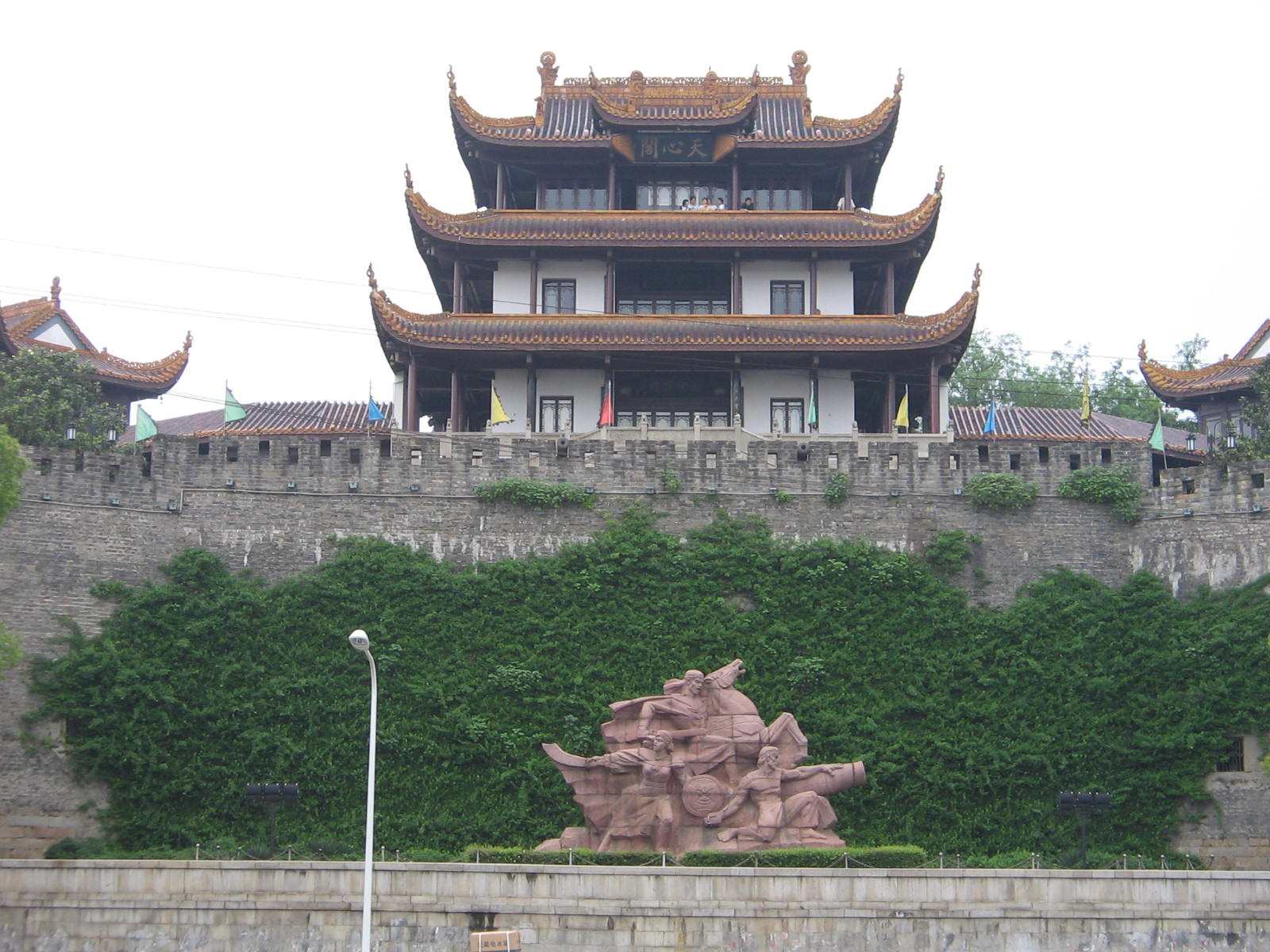 城南路与天心路交会之处的古城墙上,是长沙古城的一座城楼