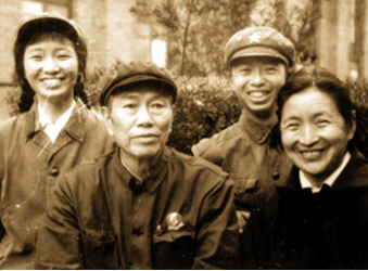 邓华（前排左一）与家人在一起