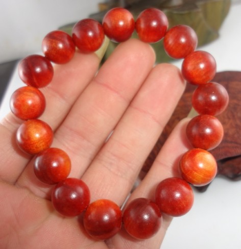  p>血龙木手串,又名血龙木佛珠,是使用血龙木木材制作成的手串,需要