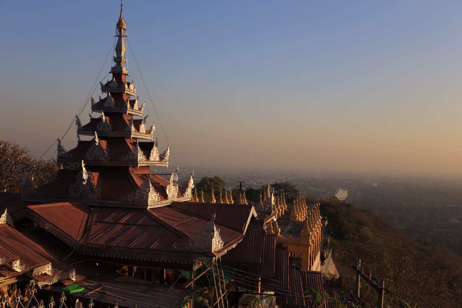  p>曼德勒山是佛教名山,旧称罗刹女山.曼德勒城就是因为这座山而得名.