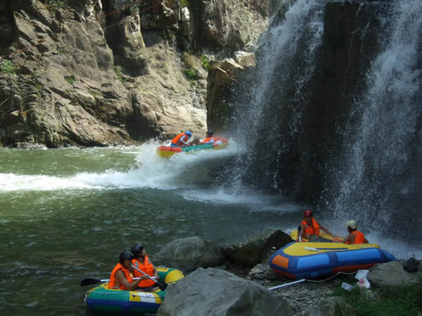  p>泽雅漂流位于温州市泽雅风景区内,泽雅漂流位于七瀑涧景区入口处