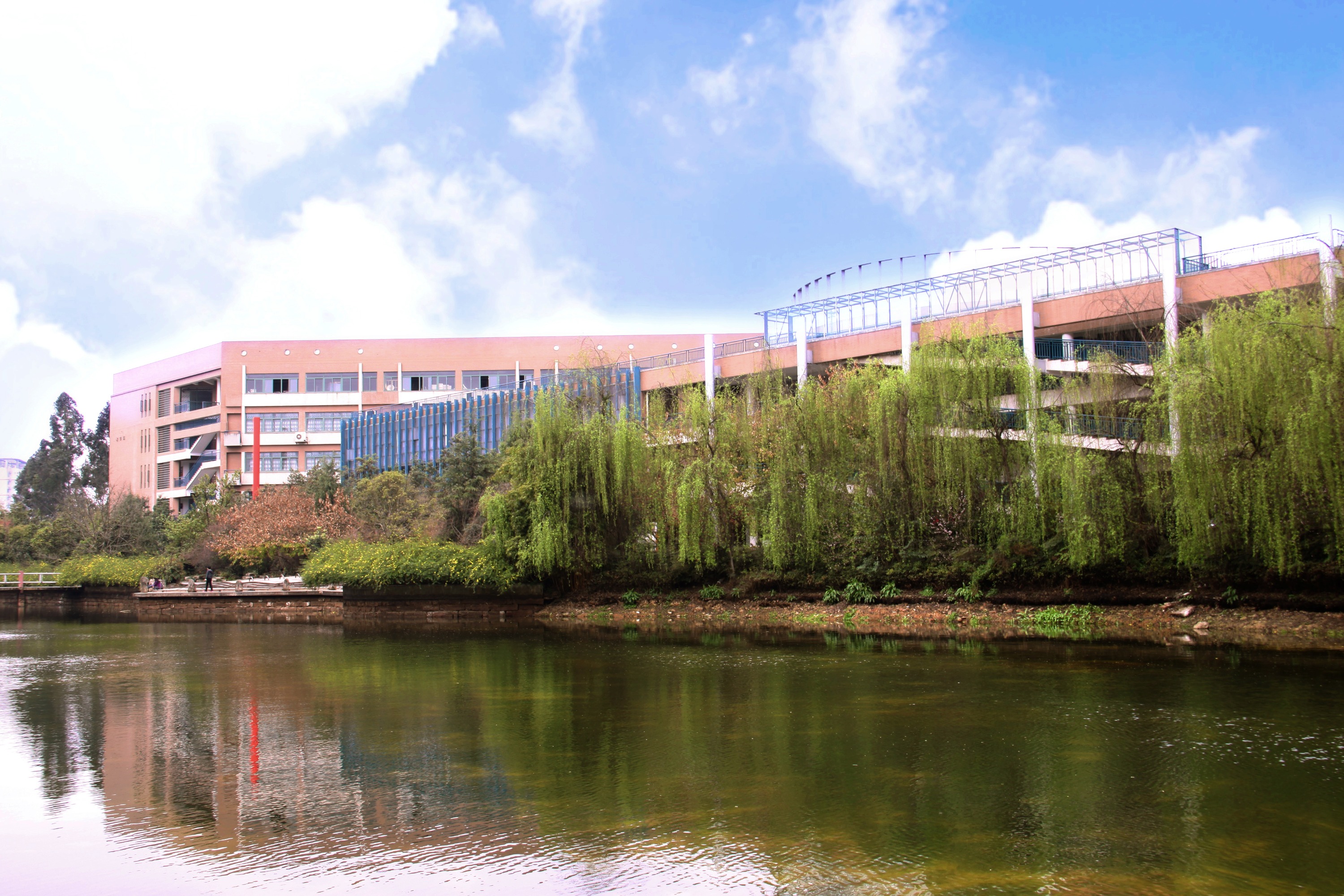  p>四川师范大学美术学院简称"川师美院",位于四川师范大学成龙校区